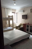 商务双人房（单人入住） | 高档床上用品、客房内保险箱、隔音、熨斗/熨衣板