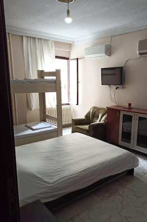 Habitación empresarial doble de uso individual | Ropa de cama de alta calidad y caja de seguridad en la habitación