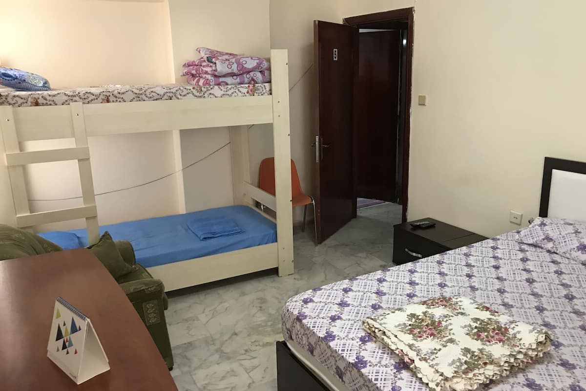 Ropa de cama de alta calidad y caja de seguridad en la habitación