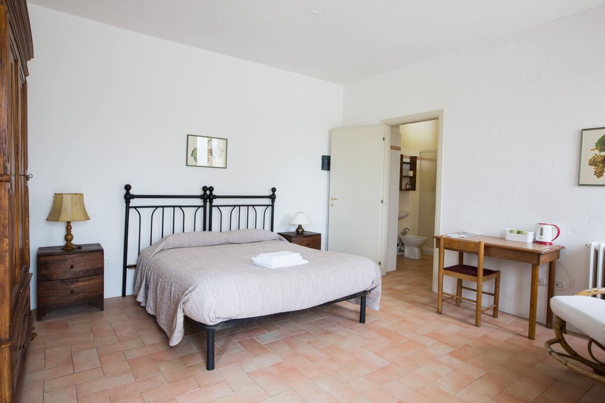 Free WiFi, bed sheets, wheelchair access
