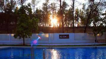 Una piscina al aire libre de temporada