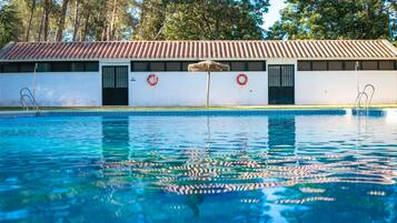 Kolam renang outdoor musiman