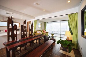 1 quarto, escrivaninha, cortinas blackout, quartos à prova de som