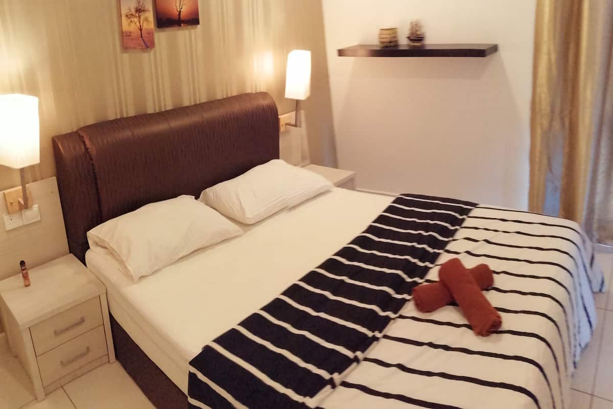 3 Bedrooms 1049 Sqf  | 1 bedroom, desk, iron/ironing board, free WiFi