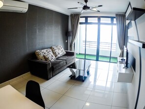 40-inch flat-screen TV with cable channels, LED TV - 1Tebrau Premium Suites by 12stay (Johor Bahru)