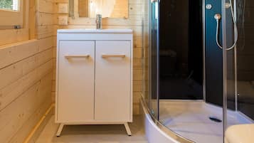 Cottage | Bathroom | Shower, rainfall showerhead, free toiletries, towels