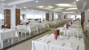 2 か所のレストラン : 朝食、ランチ、ディナーに営業