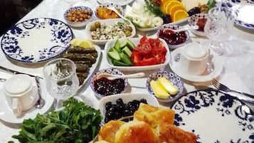 Sarapan prasmanan setiap hari (EUR 10 per orang)