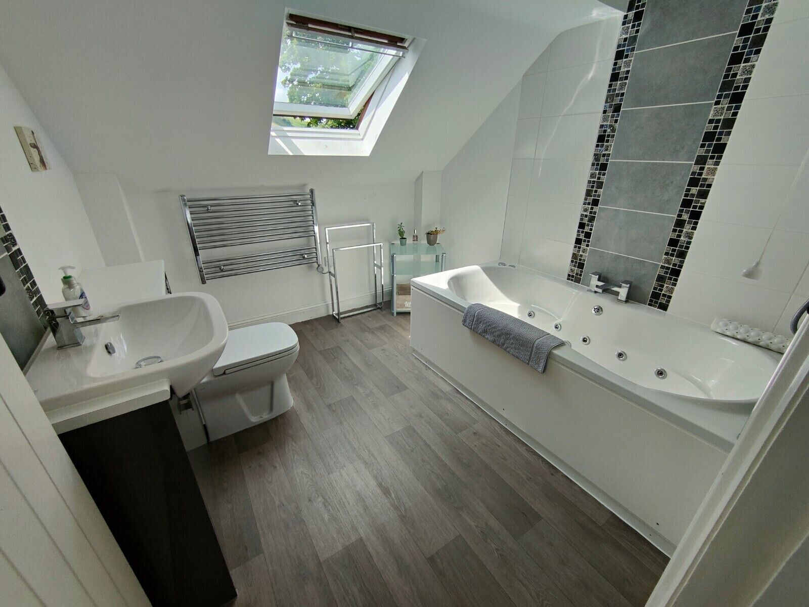 Luxury Apartment, Private Bathroom, Mountain View | Bathroom