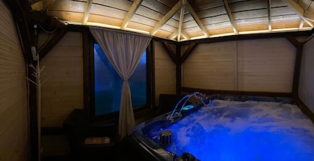 Hot tub. Hanul lui Bogdan