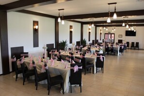 Indoor wedding - Hanul lui Bogdan (Faget)
