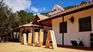 A building with a tiled roof and a sign that reads "ALUBA". - Alojamiento Rural Lago de Andalucía - Hostel (Iznajar)