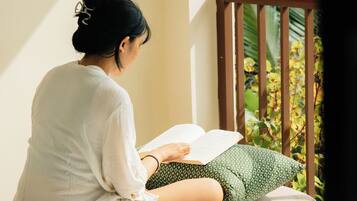 Bộ đồ giường cao cấp, két bảo mật tại phòng, bàn