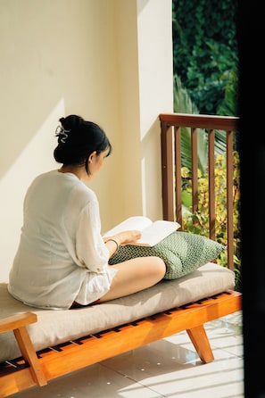 高档床上用品、客房内保险箱、办公桌、笔记本电脑工作区