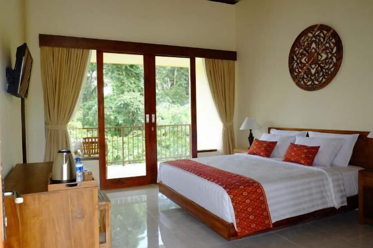 Premium bedding, in-room safe, desk, laptop workspace