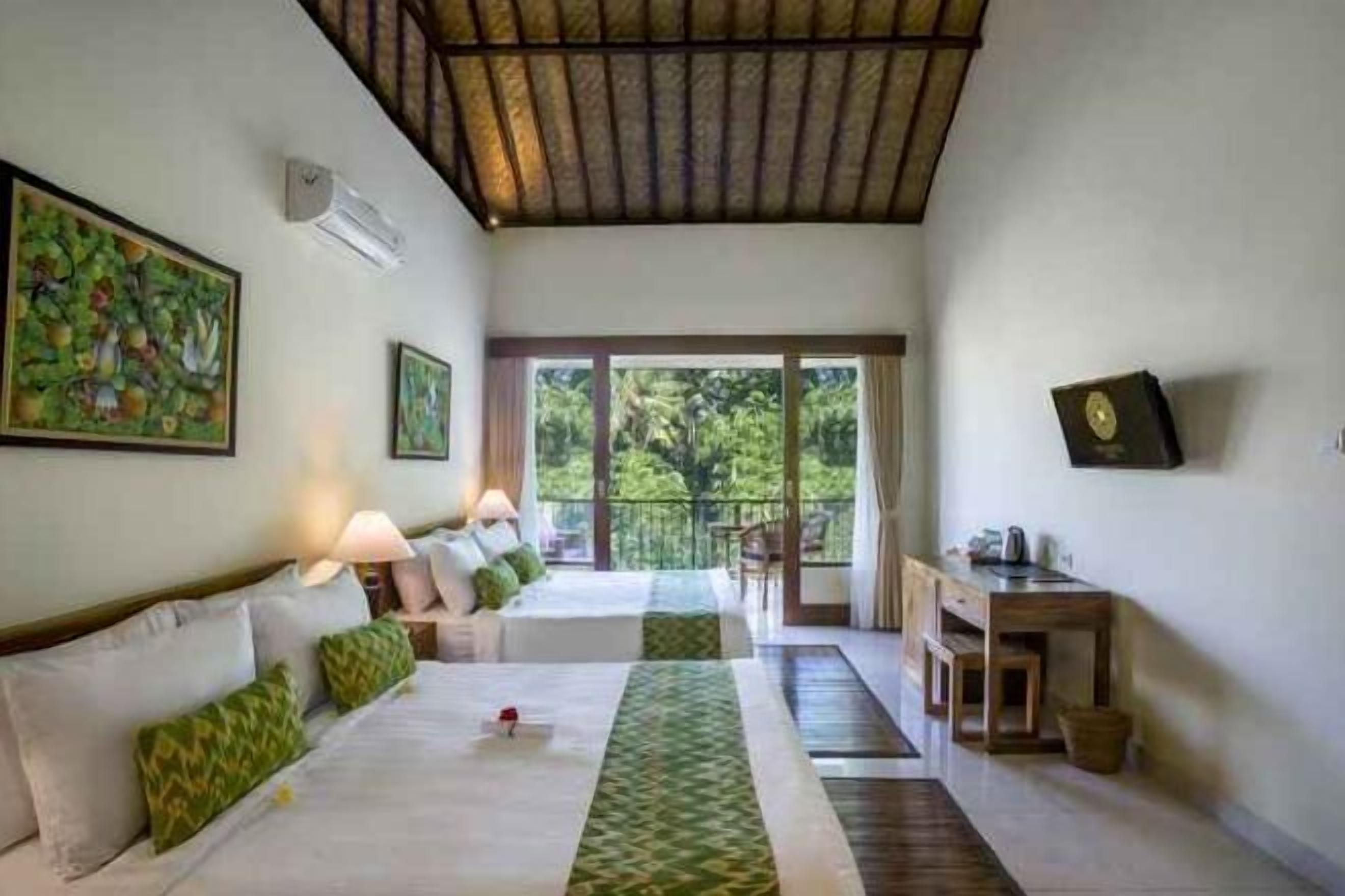 Sengetøy av topp kvalitet, safe på rommet og skrivebord