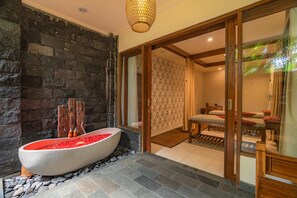 Una bañera de hidromasaje, masajes con piedras calientes