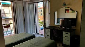 Dreibettzimmer | Zimmersafe, Schreibtisch, Babybetten, kostenloses WLAN