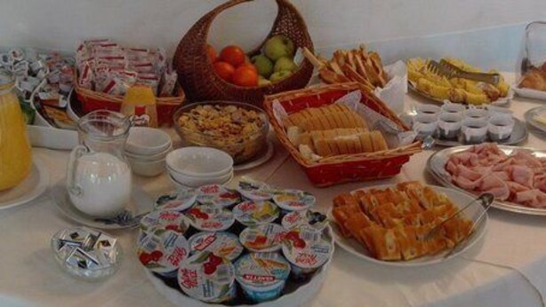 A buffet table with various food items and beverages. - Hotel San Nazario (Varazze)