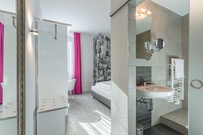 In-room safe, desk, soundproofing, iron/ironing board - Hotel L'adresse (Heusweiler)