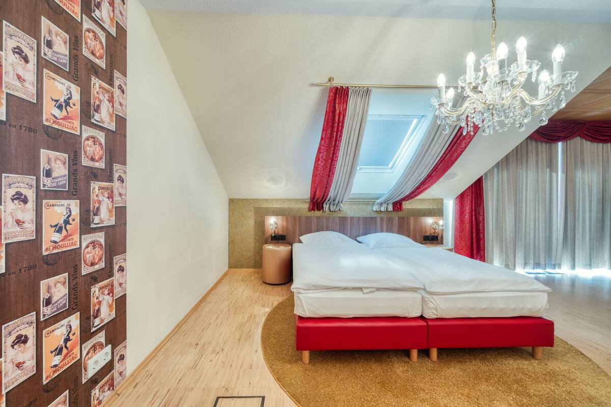 Deluxe Suite, Accessible, Bathtub | In-room safe, desk, soundproofing, iron/ironing board