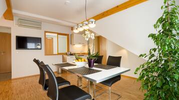 Loft, 2 Schlafzimmer, Kochnische | Essbereich im Zimmer