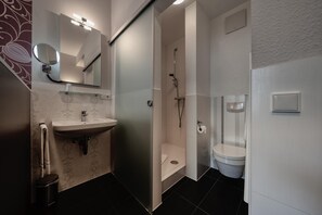 Een douche, gratis toiletartikelen, een haardroger, handdoeken