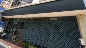 Un edificio de varios pisos con un diseño arquitectónico moderno, que cuenta con amplios ventanales y un techo plano.