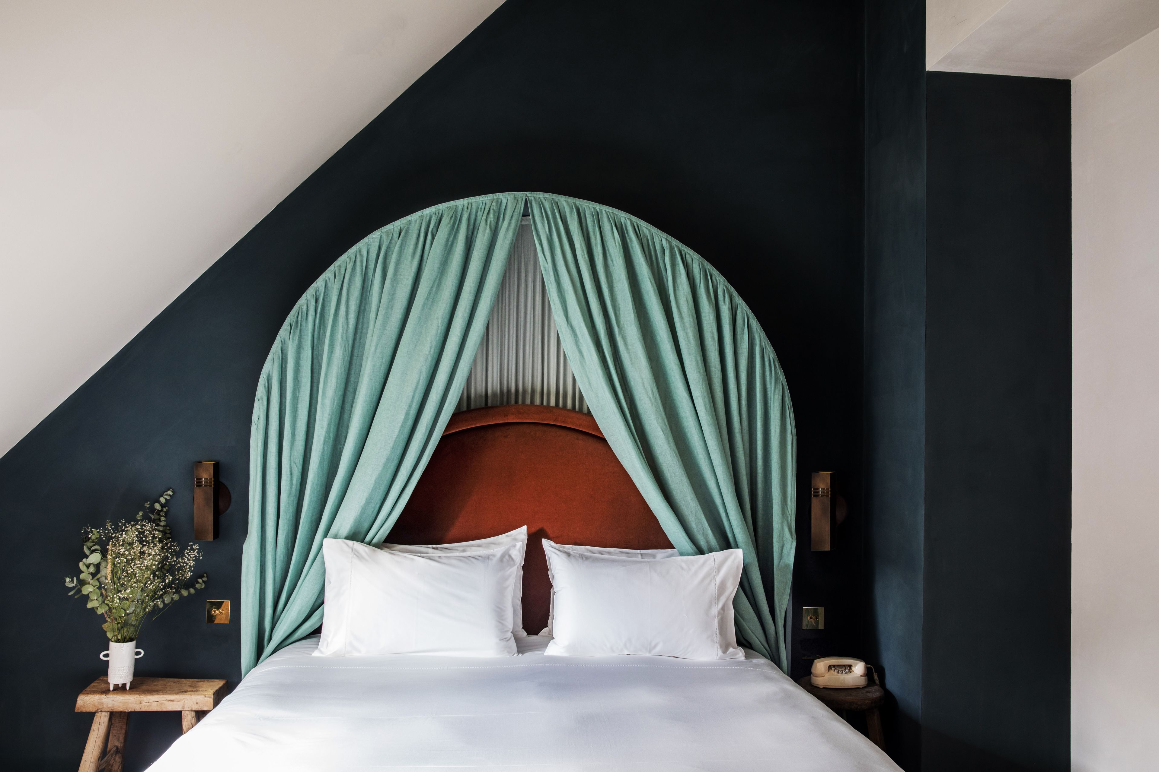 Kamer (Parisian Eaves) | Luxe beddengoed, een minibar, een kluis op de kamer