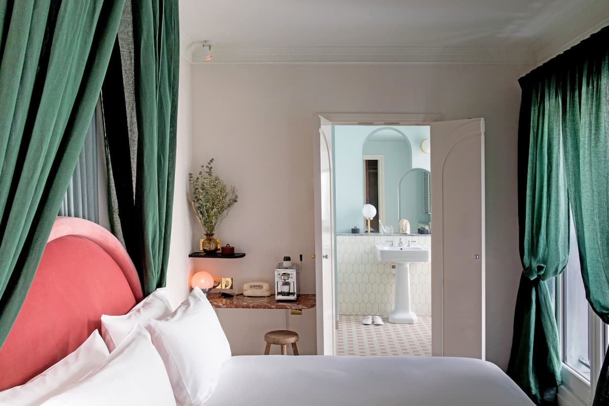 2 habitaciones, ropa de cama de alta calidad y minibar