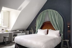 Værelse (Parisian Eaves) | 2 soveværelser, premium-sengetøj, minibar, pengeskab på værelset