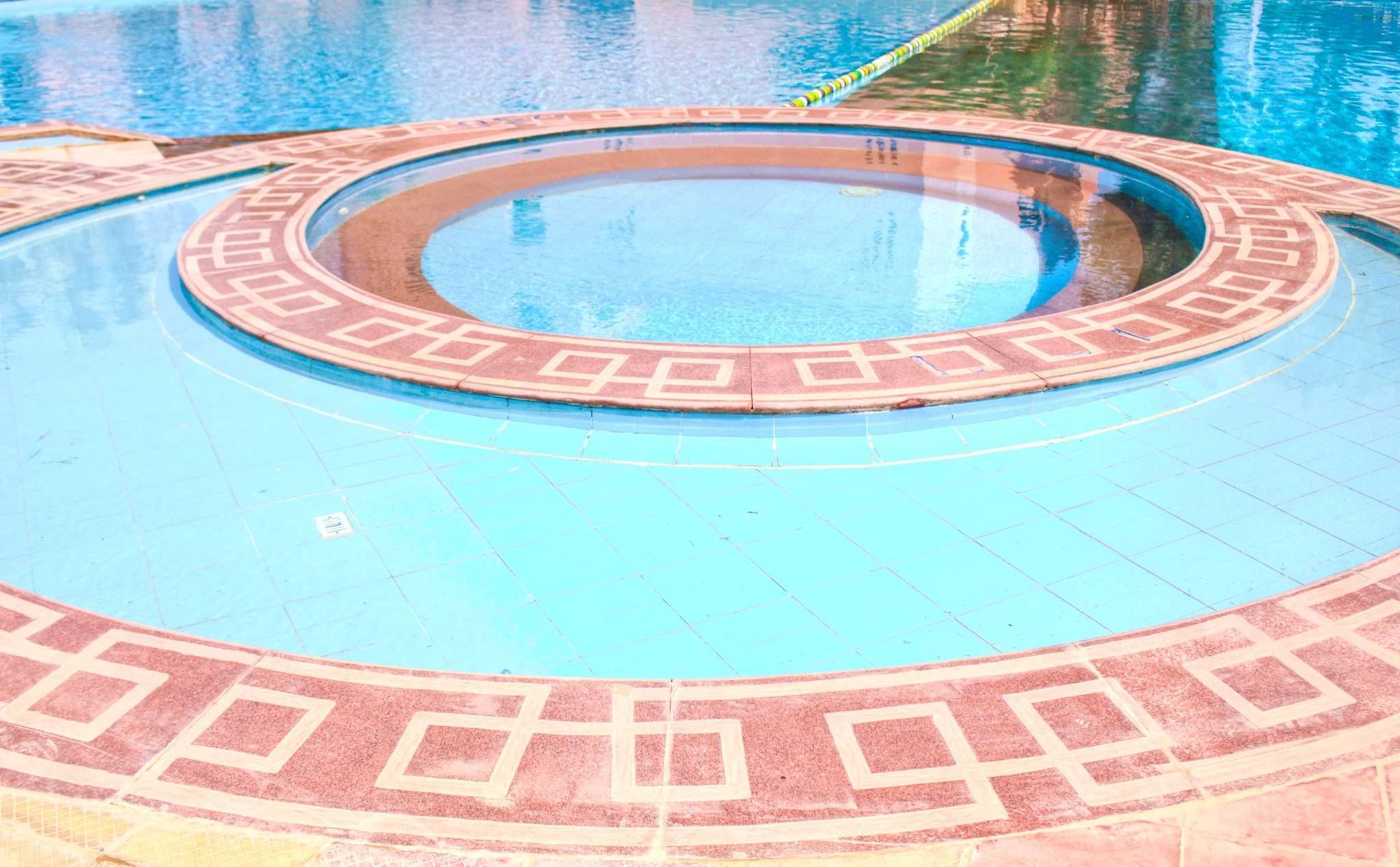 حمام سباحة