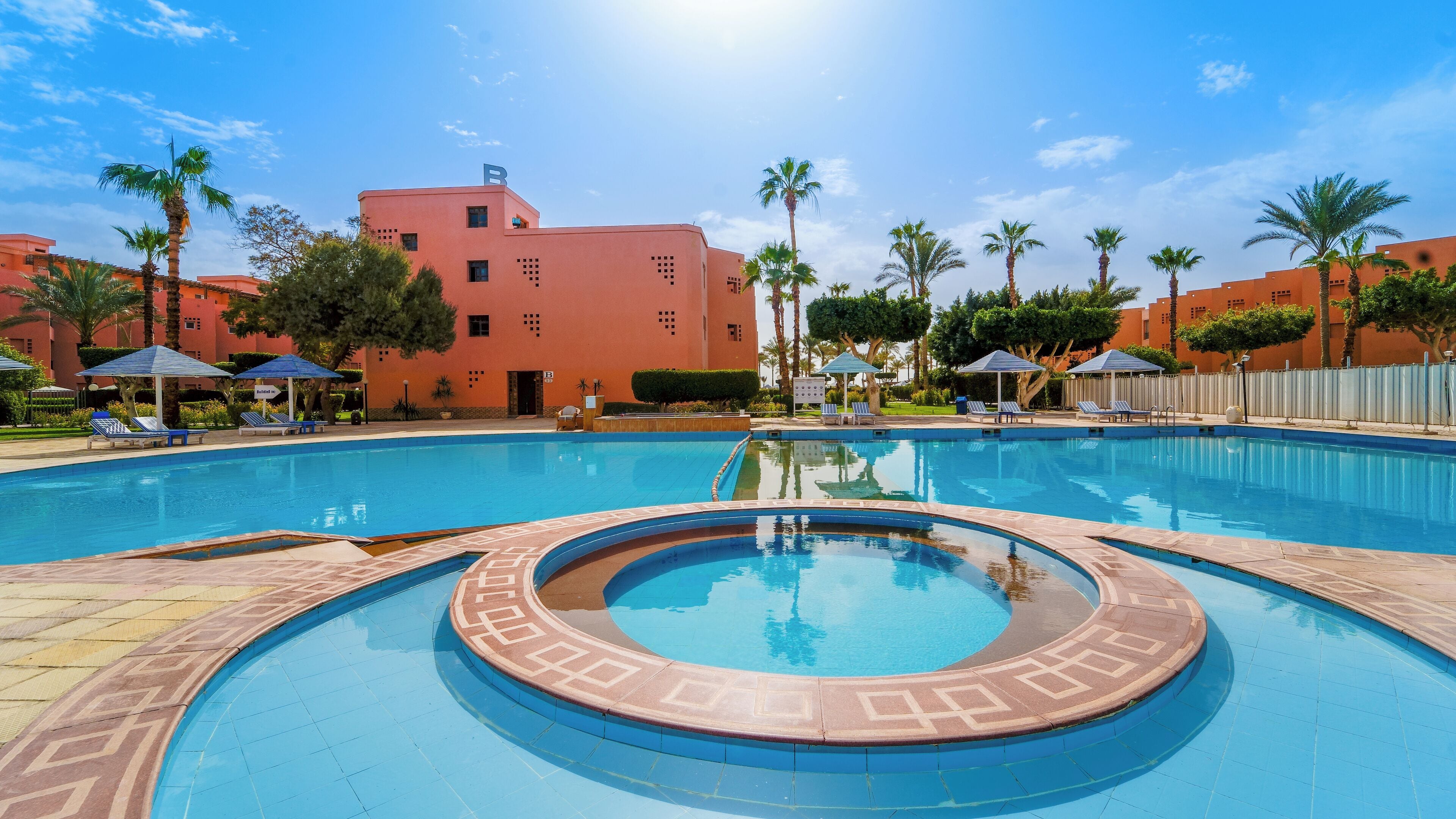 Outdoor pool, pool umbrellas, sun loungers