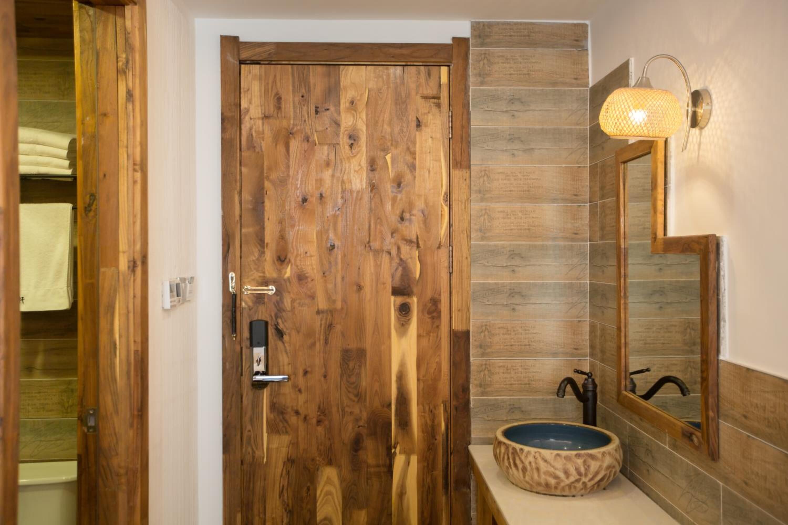 Ducha, artículos de tocador gratuitos, secador de pelo, batas