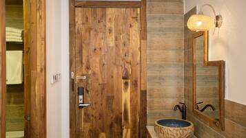 Een douche, gratis toiletartikelen, een haardroger, badjassen