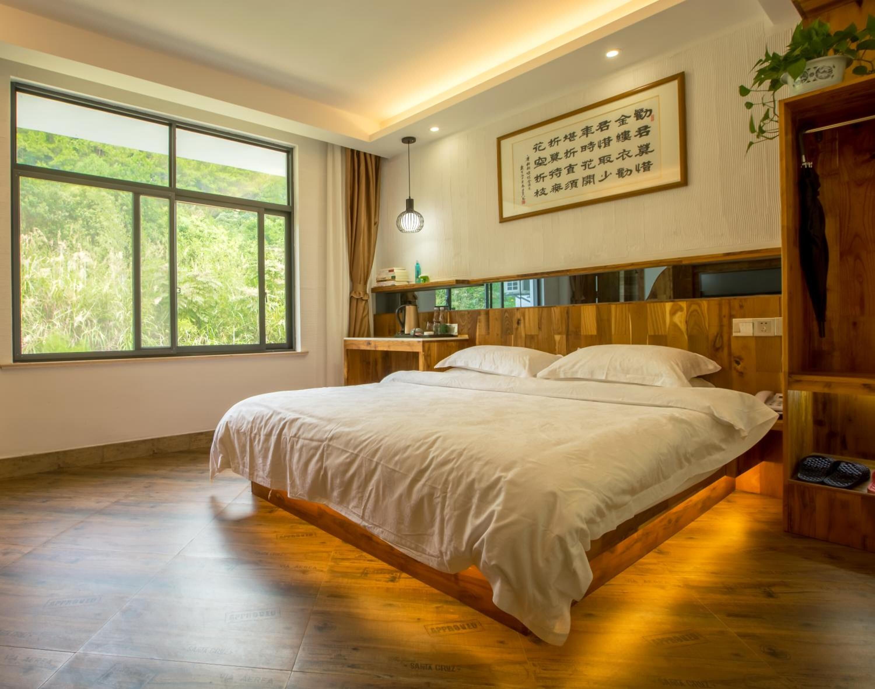 Minibar, escritorio, cortinas blackout y insonorización 