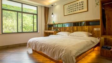 Een minibar, een bureau, verduisterende gordijnen, geluiddichte muren