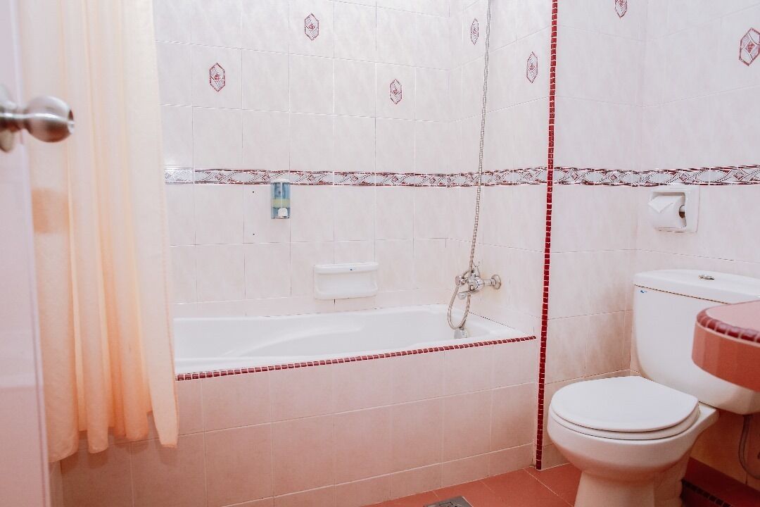 Un baño con bañera, inodoro y lavabo.