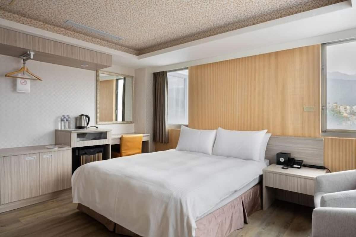 Premium bedding, free minibar, desk, laptop workspace