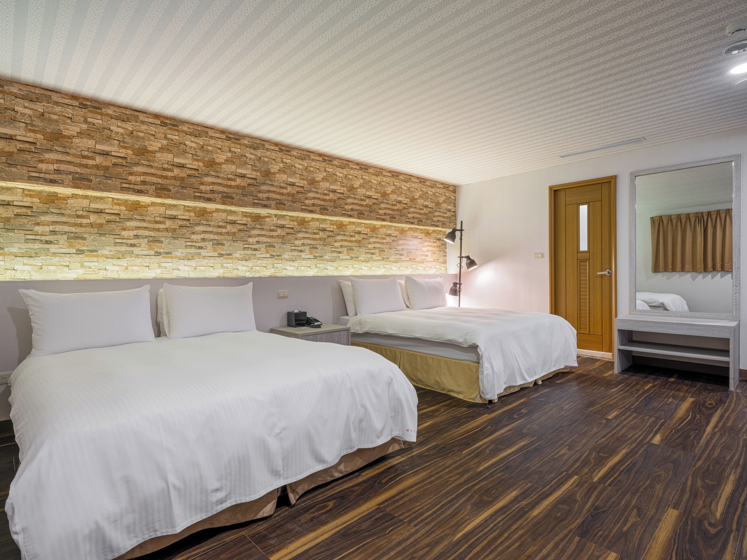 Kamar Quadruple Ekonomi, tanpa jendela | Seprai premium, minibar gratis, meja kerja, dan ruang kerja ramah laptop