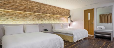 Habitación cuádruple económica, sin ventanas | Ropa de cama de alta calidad, artículos del minibar gratis y escritorio