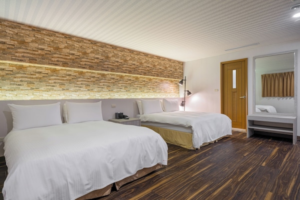 Kamar Quadruple Ekonomi, tanpa jendela | Seprai premium, minibar gratis, meja kerja, dan ruang kerja ramah laptop