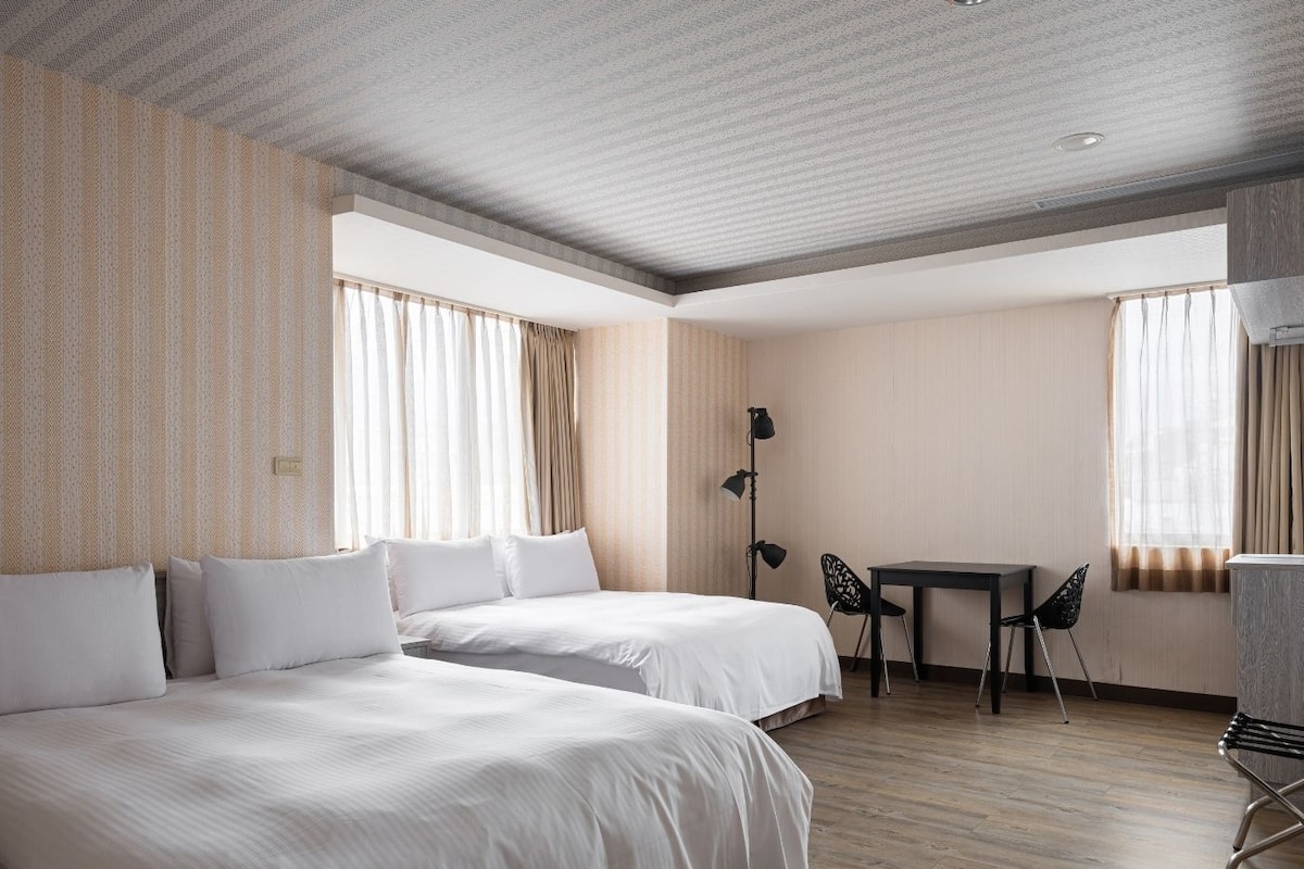 1 bedroom, premium bedding, free minibar, desk