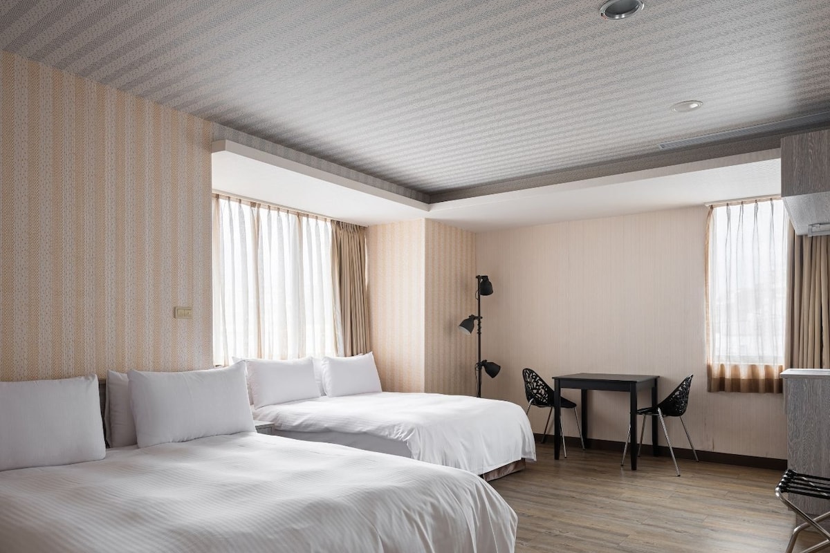 Premium bedding, free minibar, desk, laptop workspace