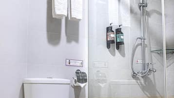 Dusche, Regendusche, Haartrockner, Hausschuhe