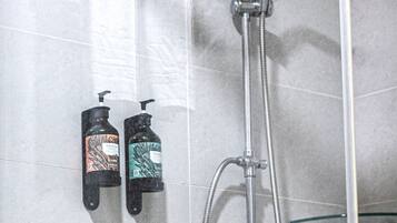 Regadera, regadera tipo lluvia, secadora de cabello, pantuflas