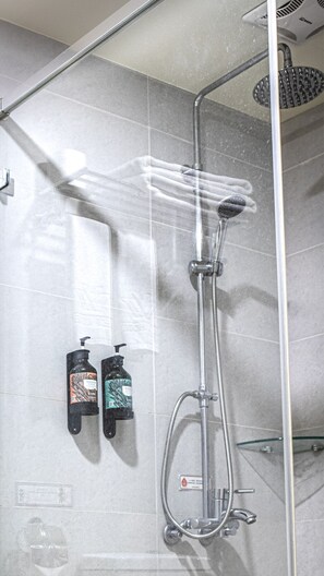 Dusche, Regendusche, Haartrockner, Hausschuhe