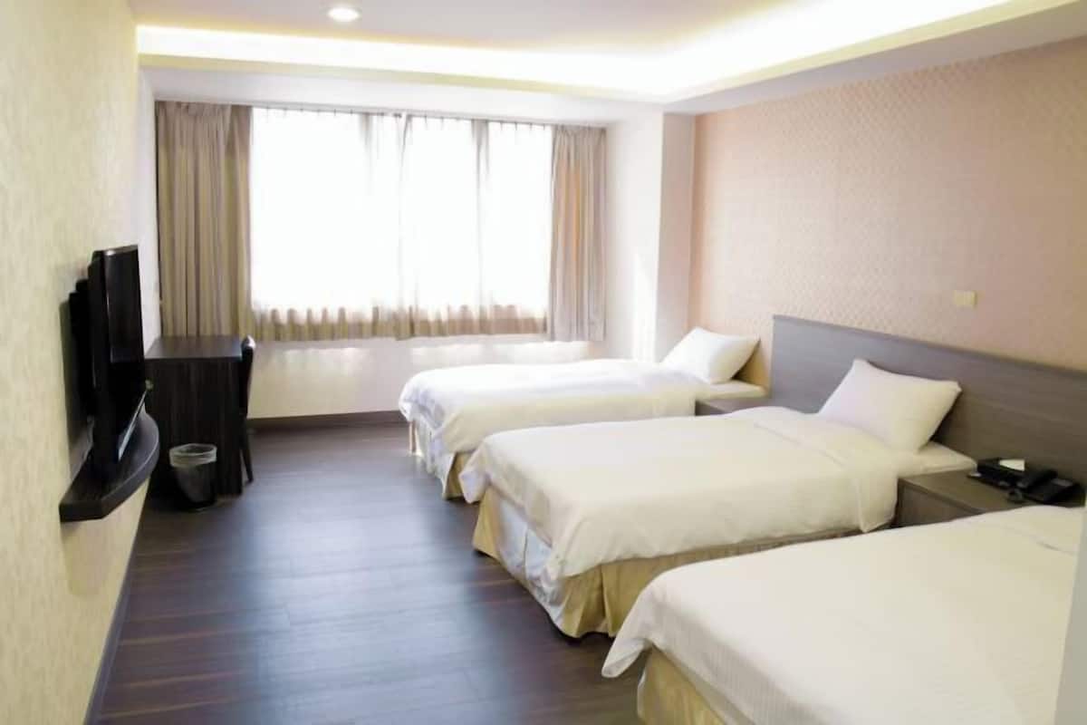 Premium bedding, free minibar, desk, laptop workspace