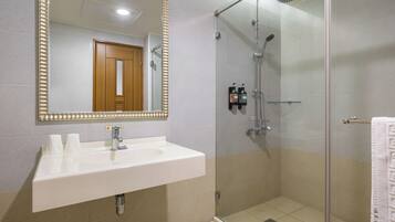 Elite Double Room, 1 King Bed | Bathroom | Shower, rainfall showerhead, hair dryer, slippers