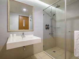 Habitación Elite doble, 1 cama de matrimonio grande | Baño | Ducha, cabezal de ducha tipo lluvia, secador de pelo y zapatillas